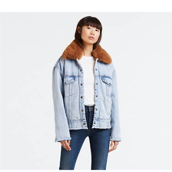 LEVI’S OVERSIZED SHERPA TRUCKER LIGHT